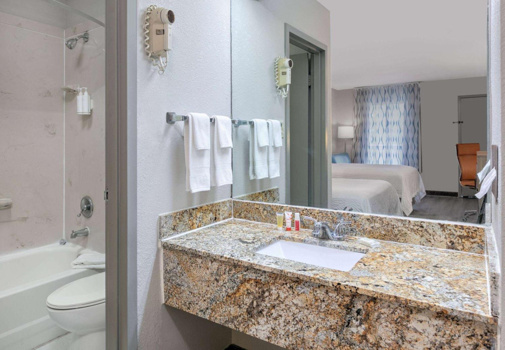 Days By Wyndham Ms Hotel Greenville
